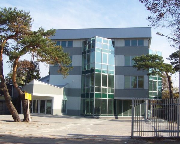 okna aluminiowe MEGAL zamontowane w nowoczesnym budynku