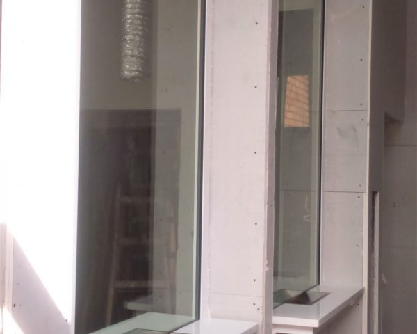 Okno podawcze kasowe z podajnikiem zamontowanym w blat MEGAL